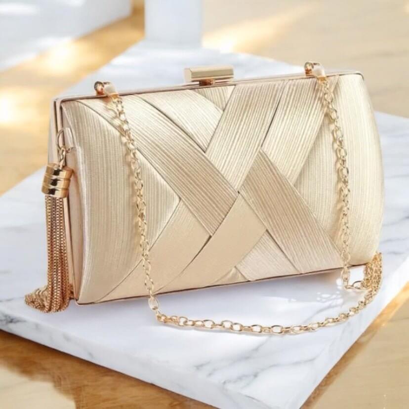Goldene Clutch - funkelnder Begleiter für Abendoutfits
