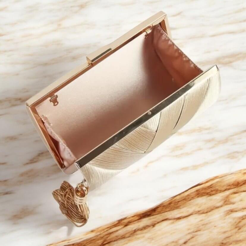 Goldene Clutch - funkelnder Begleiter für Abendoutfits