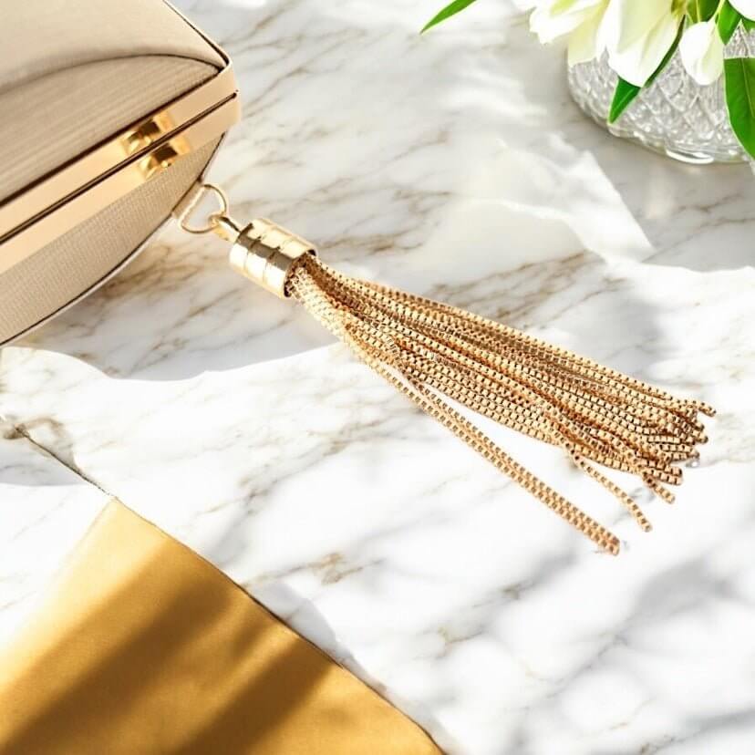 Goldene Clutch - funkelnder Begleiter für Abendoutfits