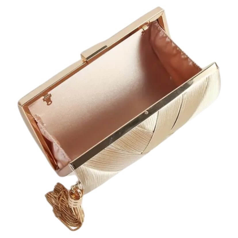 Goldene Clutch - funkelnder Begleiter für Abendoutfits