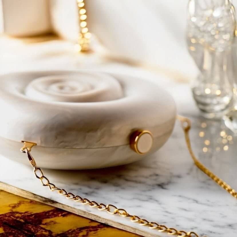 Perlmutt-Muschel-Clutch – elegantes Accessoire in hellen Farben