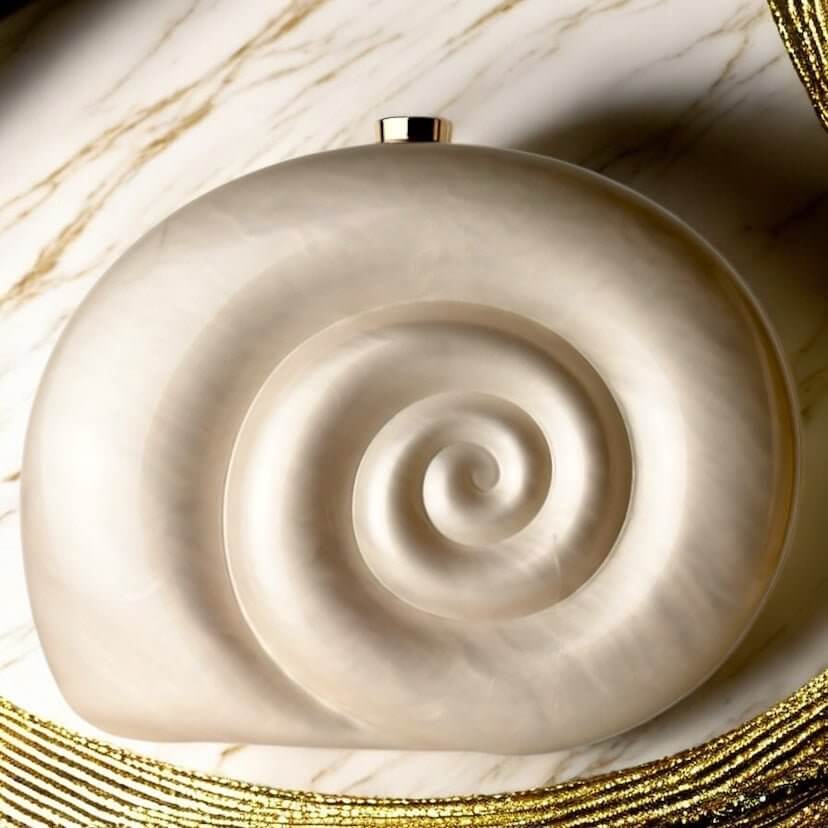 Perlmutt-Muschel-Clutch – elegantes Accessoire in hellen Farben