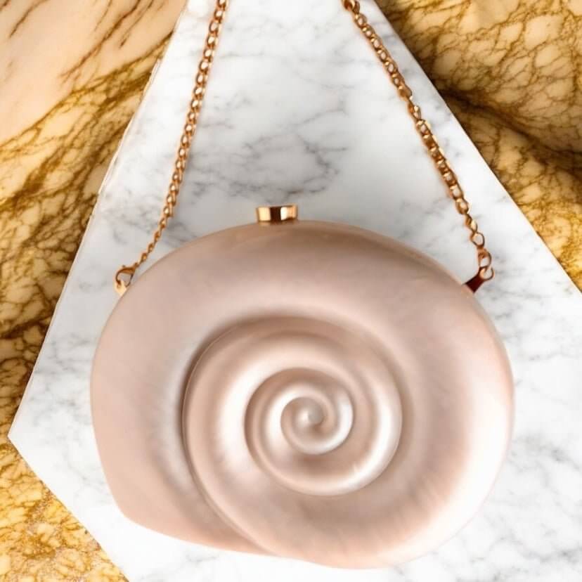 Perlmutt-Muschel-Clutch – elegantes Accessoire in hellen Farben