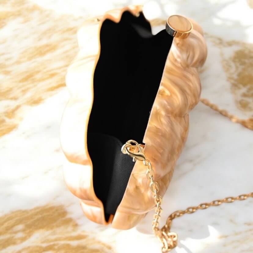 Schimmernde Perlmutt Clutch in Bronze – edle Tasche mit zartem Glanz