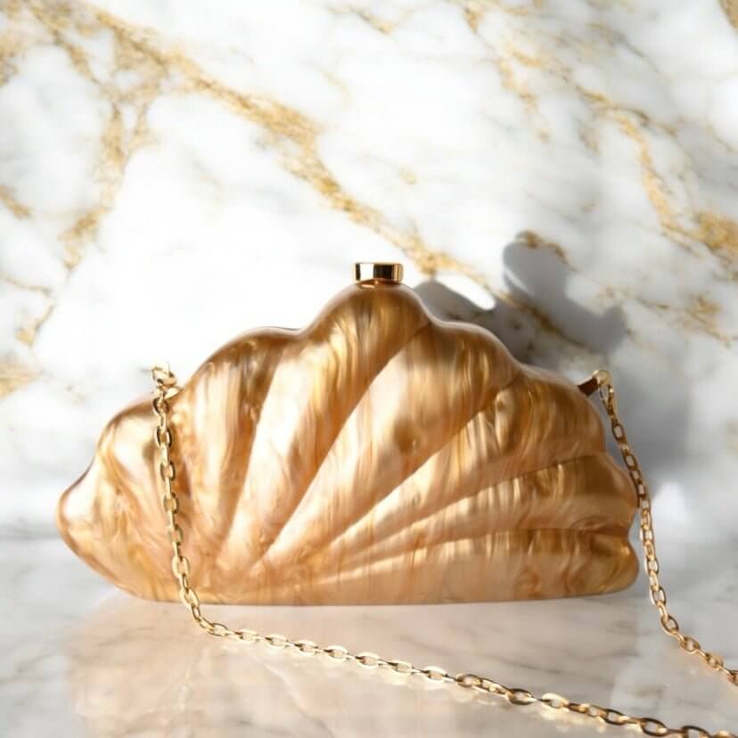 Schimmernde Perlmutt Clutch in Bronze – edle Tasche mit zartem Glanz