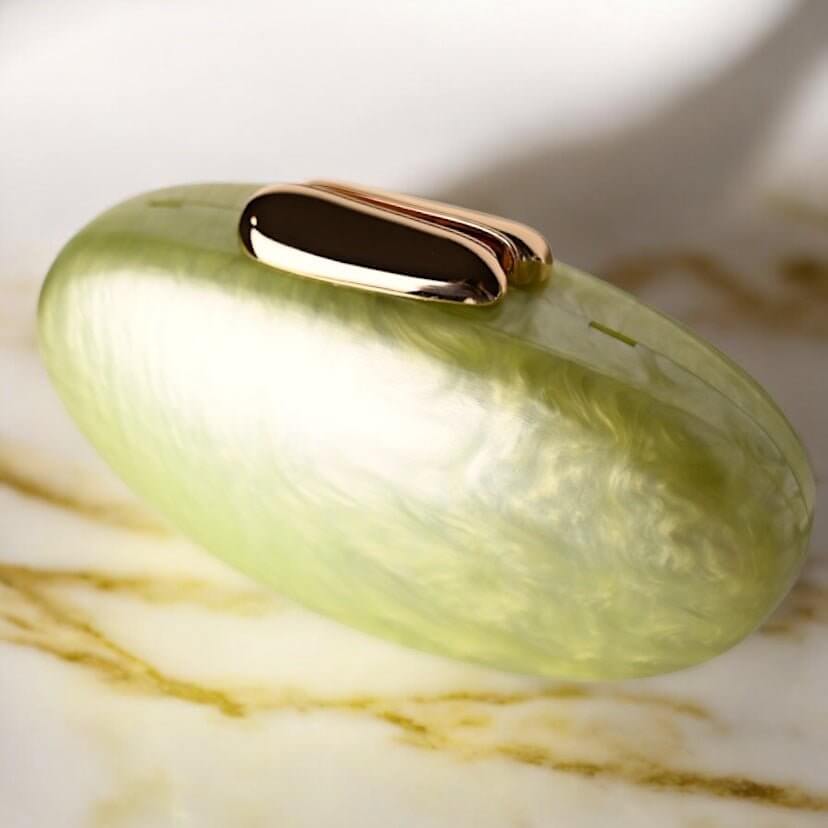 Schimmernde Perlmutt Clutch in Pistaziengrün