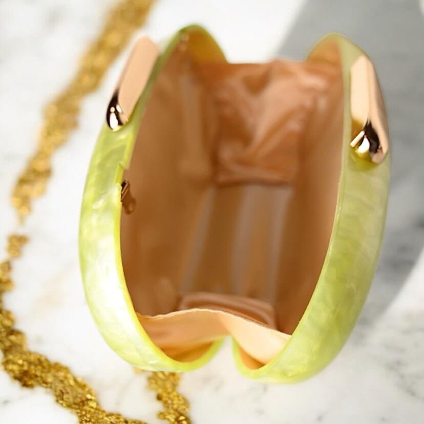 Schimmernde Perlmutt Clutch in Pistaziengrün