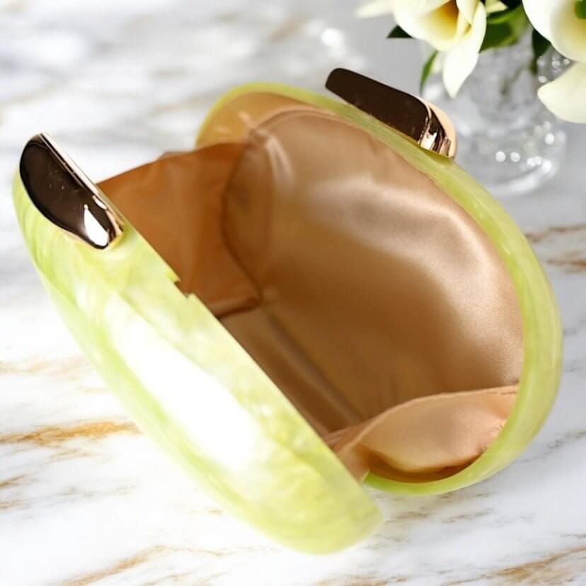 Schimmernde Perlmutt Clutch in Pistaziengrün