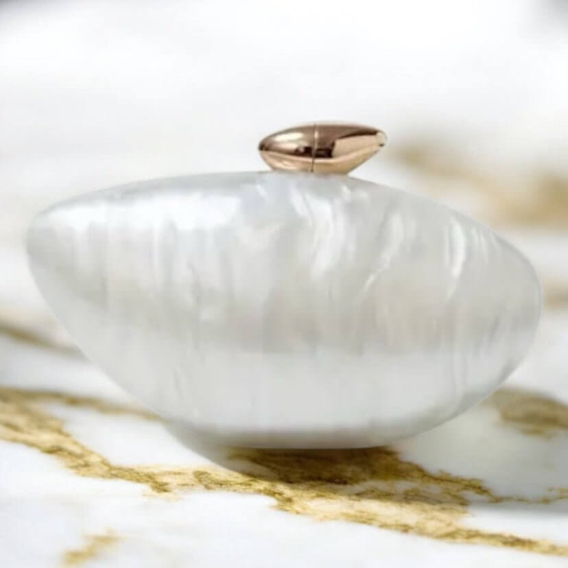 Stilvolle weiße Perlmutt-Clutch – edles Accessoire mit zartem Glanz