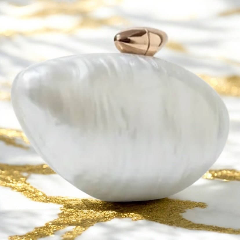 Stilvolle weiße Perlmutt-Clutch – edles Accessoire mit zartem Glanz