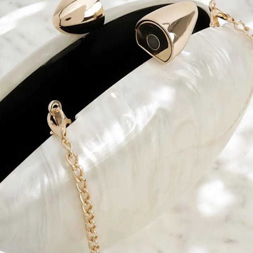 Stilvolle weiße Perlmutt-Clutch – edles Accessoire mit zartem Glanz