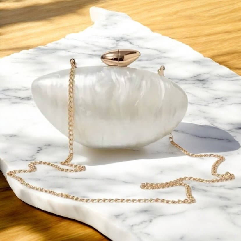 Stilvolle weiße Perlmutt-Clutch – edles Accessoire mit zartem Glanz