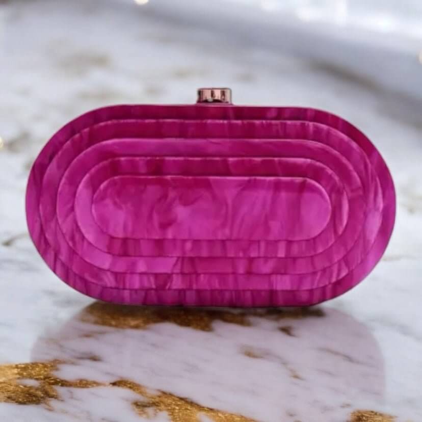 Pinke Perlmutt-Clutch – strahlender Farbakzent