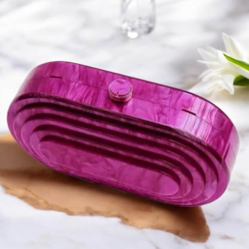 Pinke Perlmutt-Clutch – strahlender Farbakzent