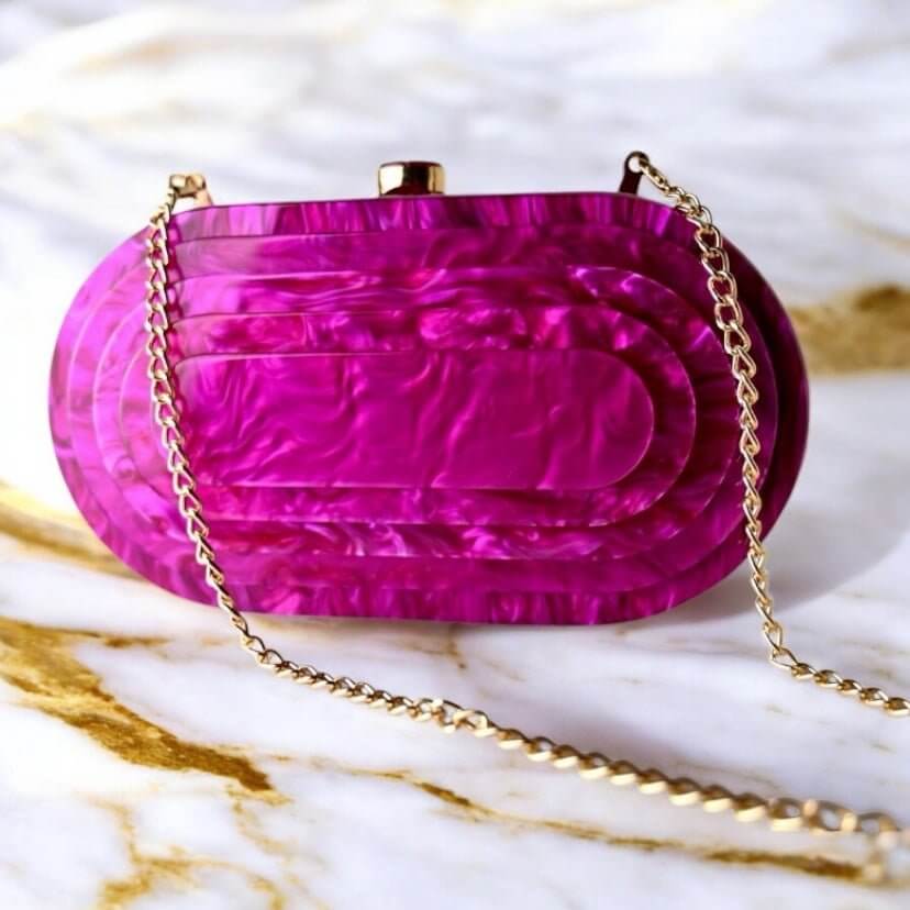 Pinke Perlmutt-Clutch – strahlender Farbakzent