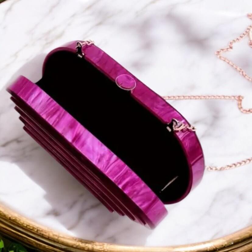 Pinke Perlmutt-Clutch – strahlender Farbakzent