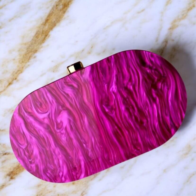 Pinke Perlmutt-Clutch – strahlender Farbakzent