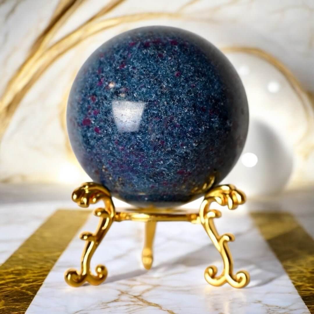 Blau schimmernde Cyanit Kugel – fördert Konzentration und geistige Ausrichtung