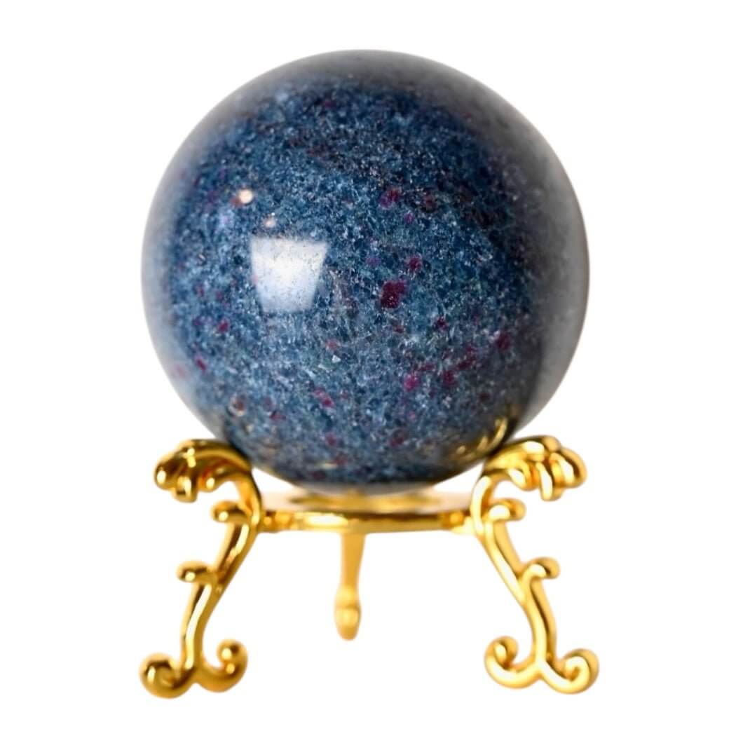 Blau schimmernde Cyanit Kugel – fördert Konzentration und geistige Ausrichtung