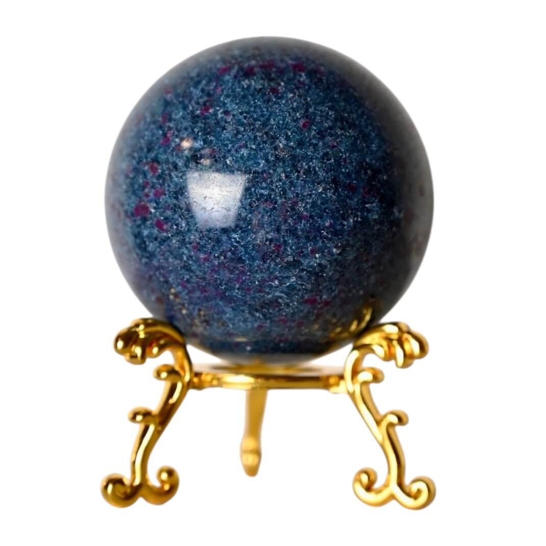 Blau schimmernde Cyanit Kugel – fördert Konzentration und geistige Ausrichtung