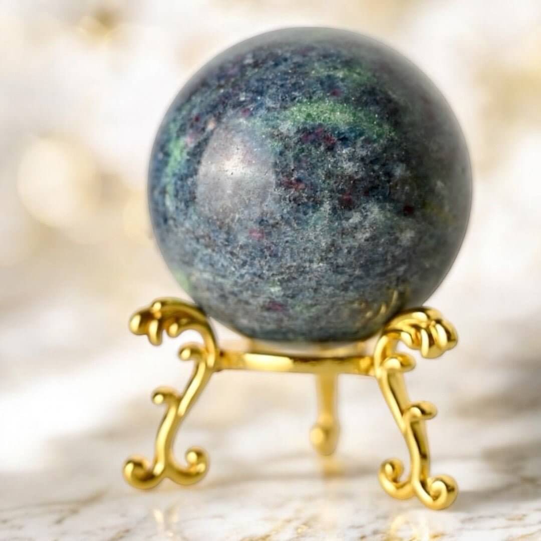Cyanit Kugel – kraftvolles Edelsteinobjekt für Klarheit und innere Balance