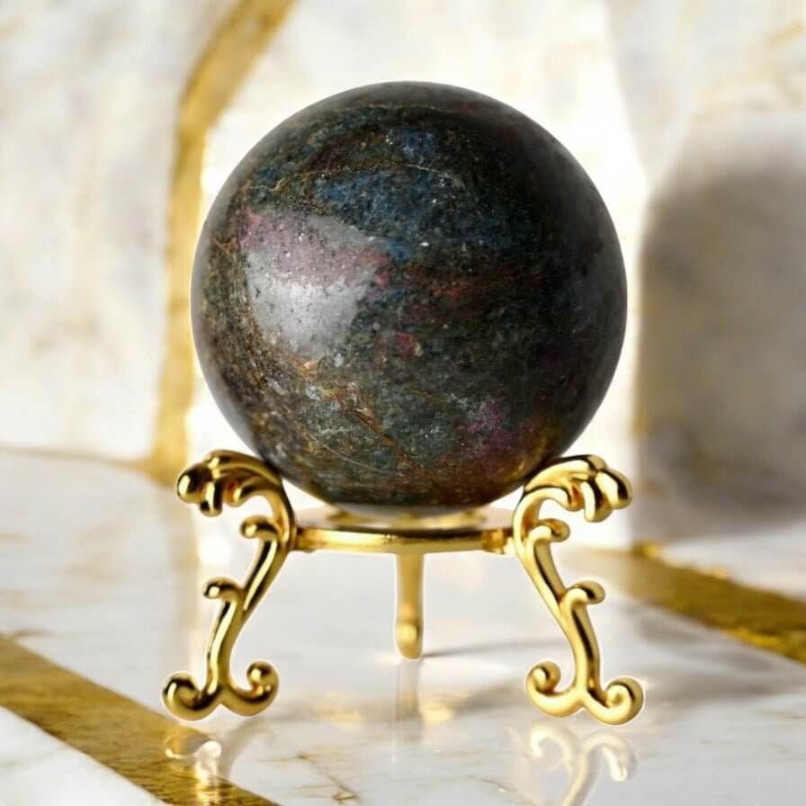 Polierte Kugel aus Cyanit – harmonisches Highlight für Raum und Meditation