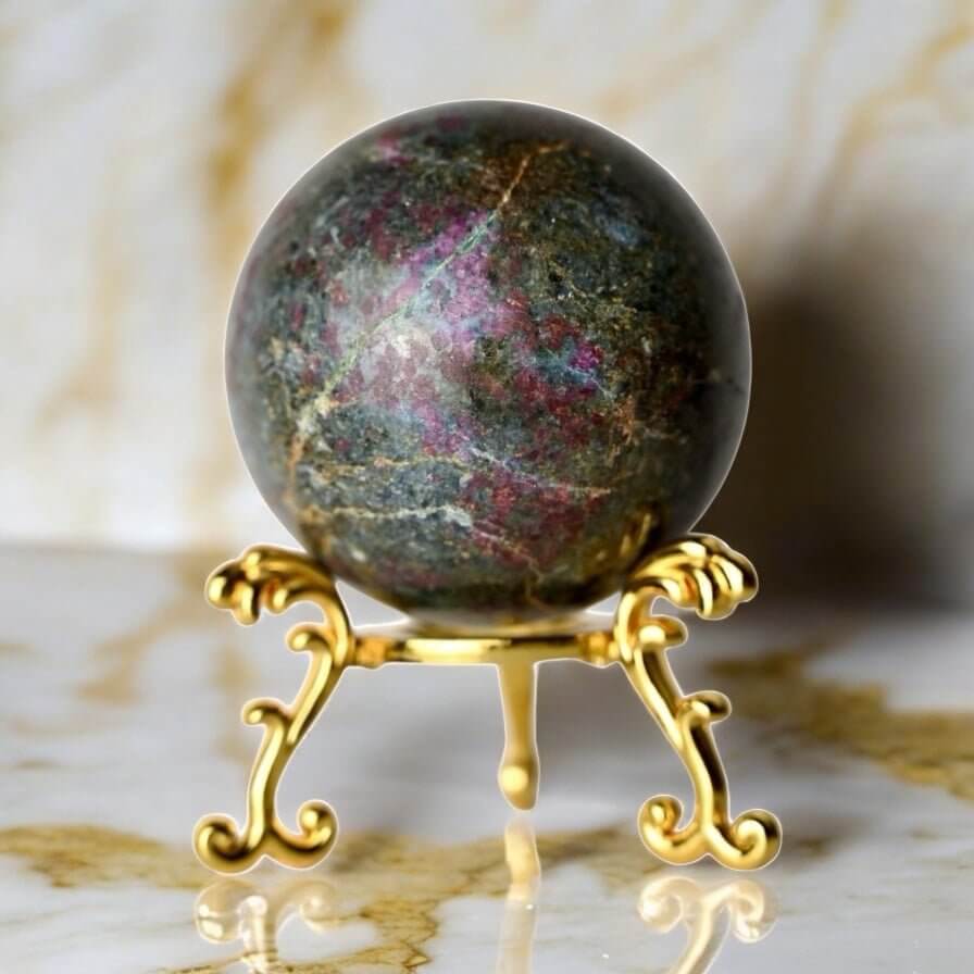 Polierte Kugel aus Cyanit – harmonisches Highlight für Raum und Meditation