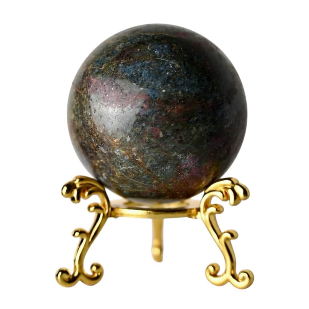 Polierte Kugel aus Cyanit – harmonisches Highlight für Raum und Meditation