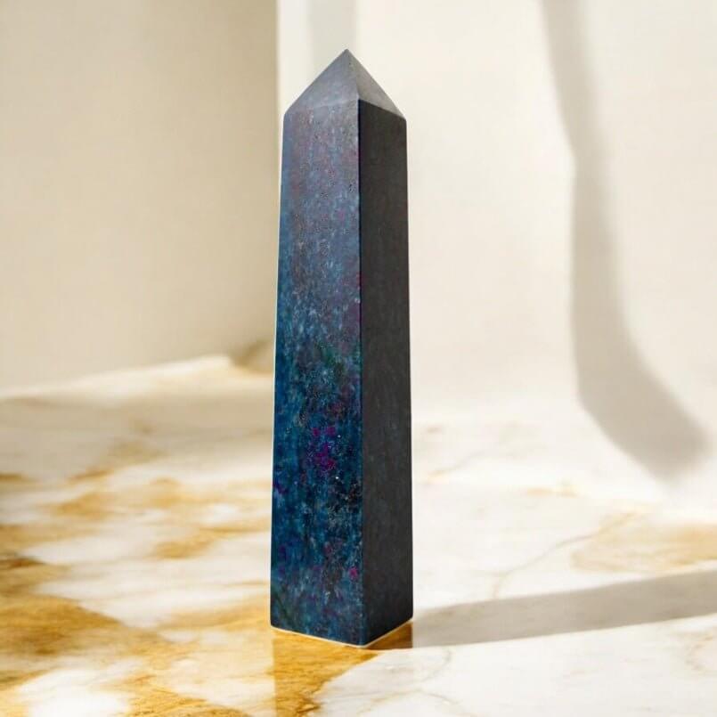 Cyanit Edelstein-Obelisk – dekoratives Highlight für Raum und Meditation