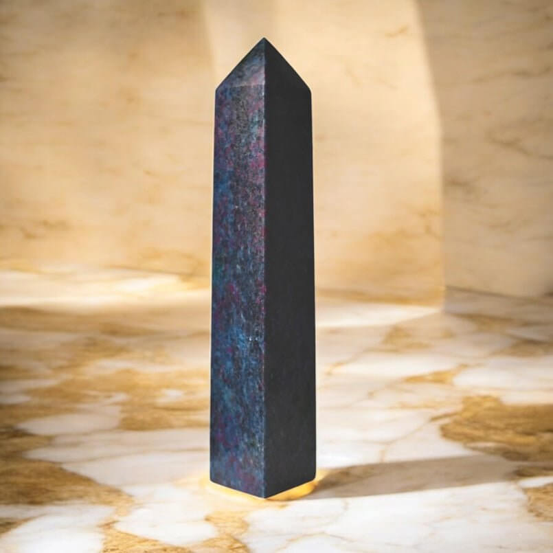 Cyanit Edelstein-Obelisk – dekoratives Highlight für Raum und Meditation