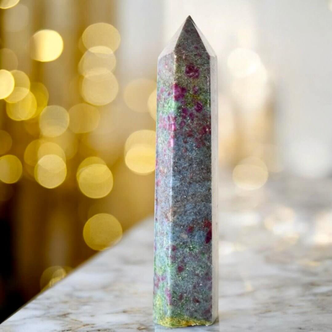 Cyanit Obelisk – Ausdrucksstarkes Kristallobjekt für Harmonie und Konzentration