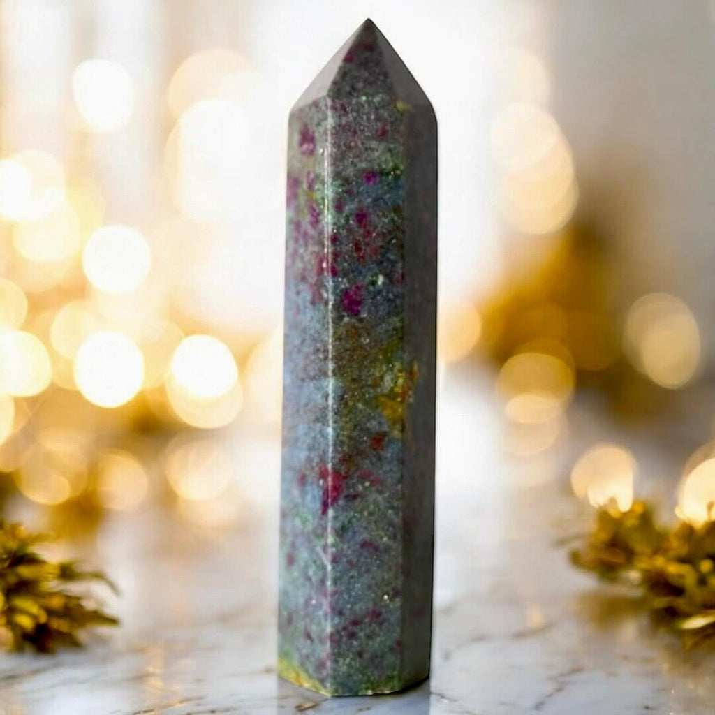 Cyanit Obelisk – Ausdrucksstarkes Kristallobjekt für Harmonie und Konzentration