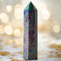 Cyanit Obelisk – Symbol für Ruhe, Schutz und geistige Klarheit