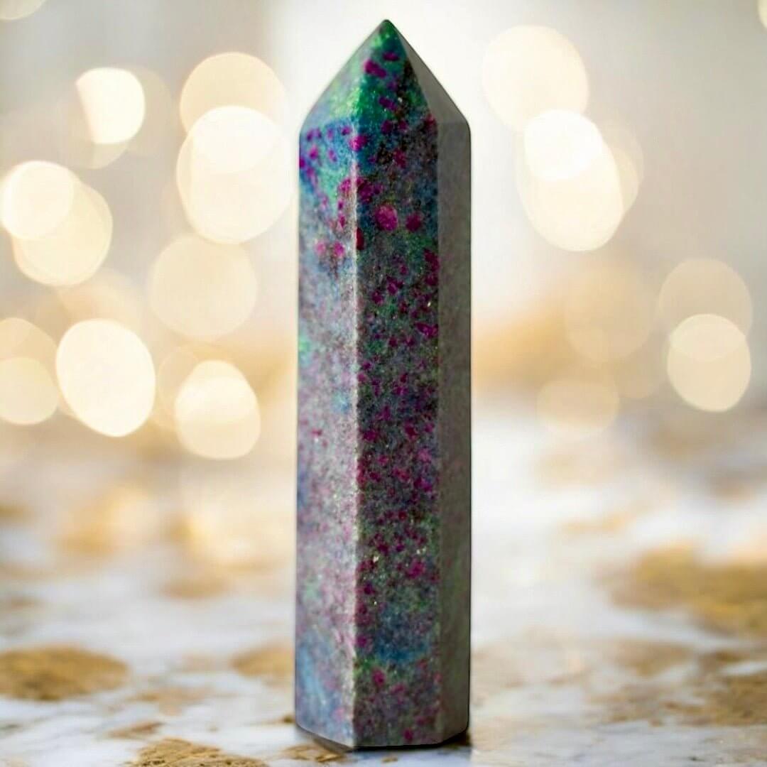 Cyanit Obelisk – Symbol für Ruhe, Schutz und geistige Klarheit