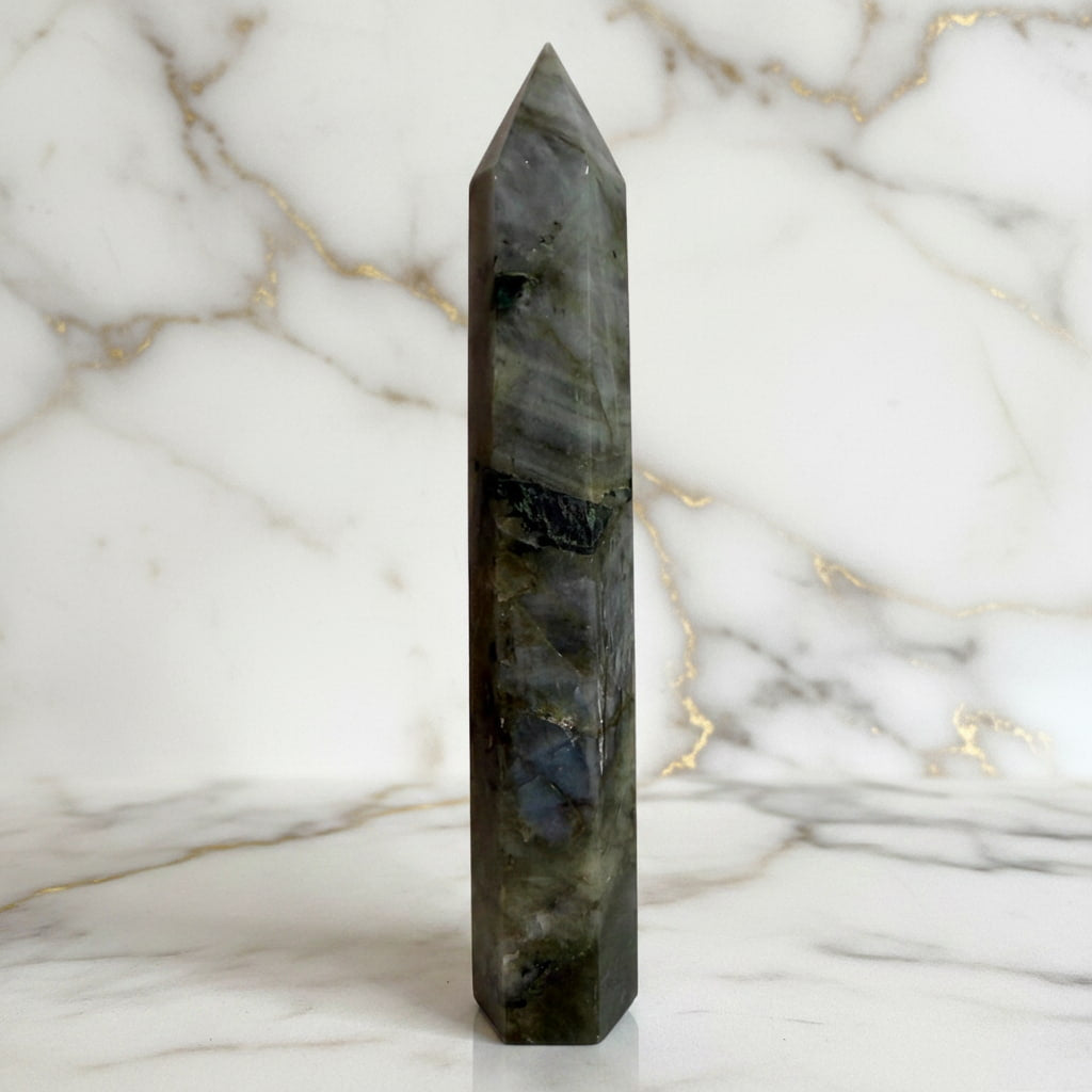 Labradorit Obelisk – Mut & Stärke