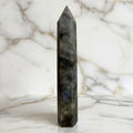 Labradorit Obelisk – Mut & Stärke