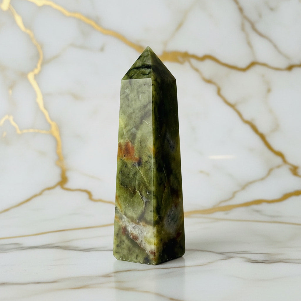 Serpentin Obelisk – JETZT entdecken CrystalScents