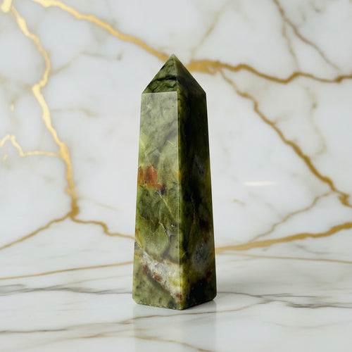 Serpentin Obelisk – Stilvolles Naturjuwel CrystalScents