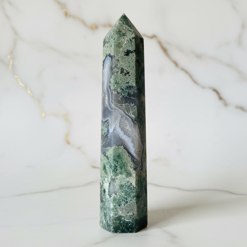 Moosachat Obelisk – Grünes Kristallhighlight