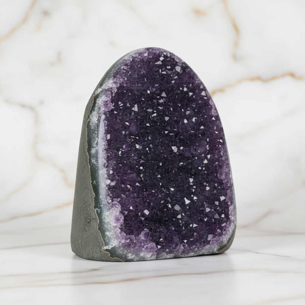 Amethystdruse mit funkelnden Spitzen – Dekoratives Highlight