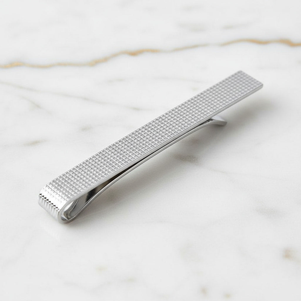 Krawattenklammer Wellenform gemustert in klassischem Silber CrystalScents