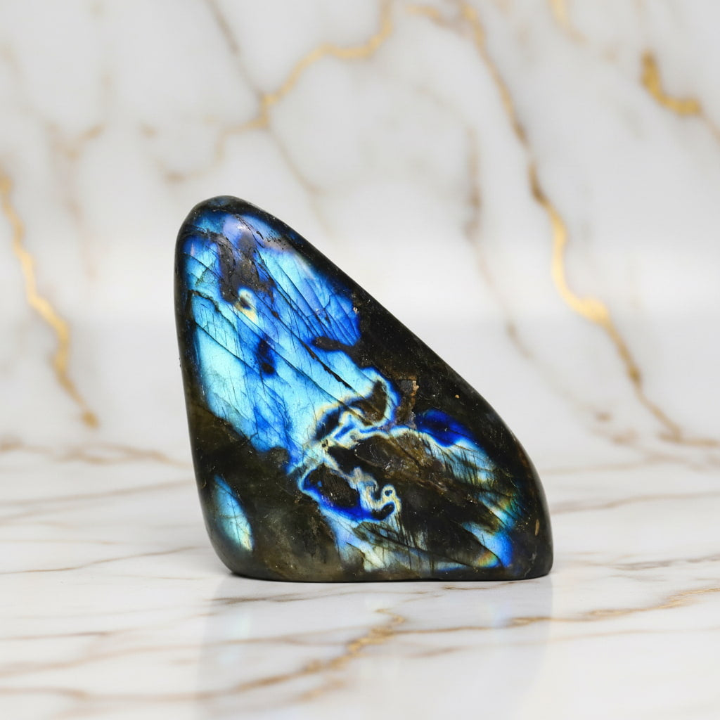 Labradorit Freiform – Blaue Leuchtkraft CrystalScents