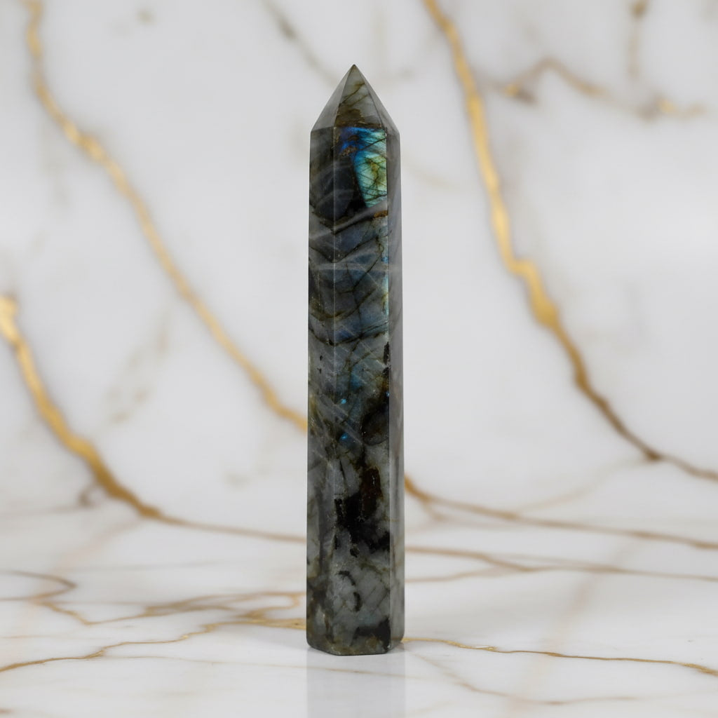 Labradorit Obelisk – Mystischer Edelstein für Ihr Zuhause CrystalScents