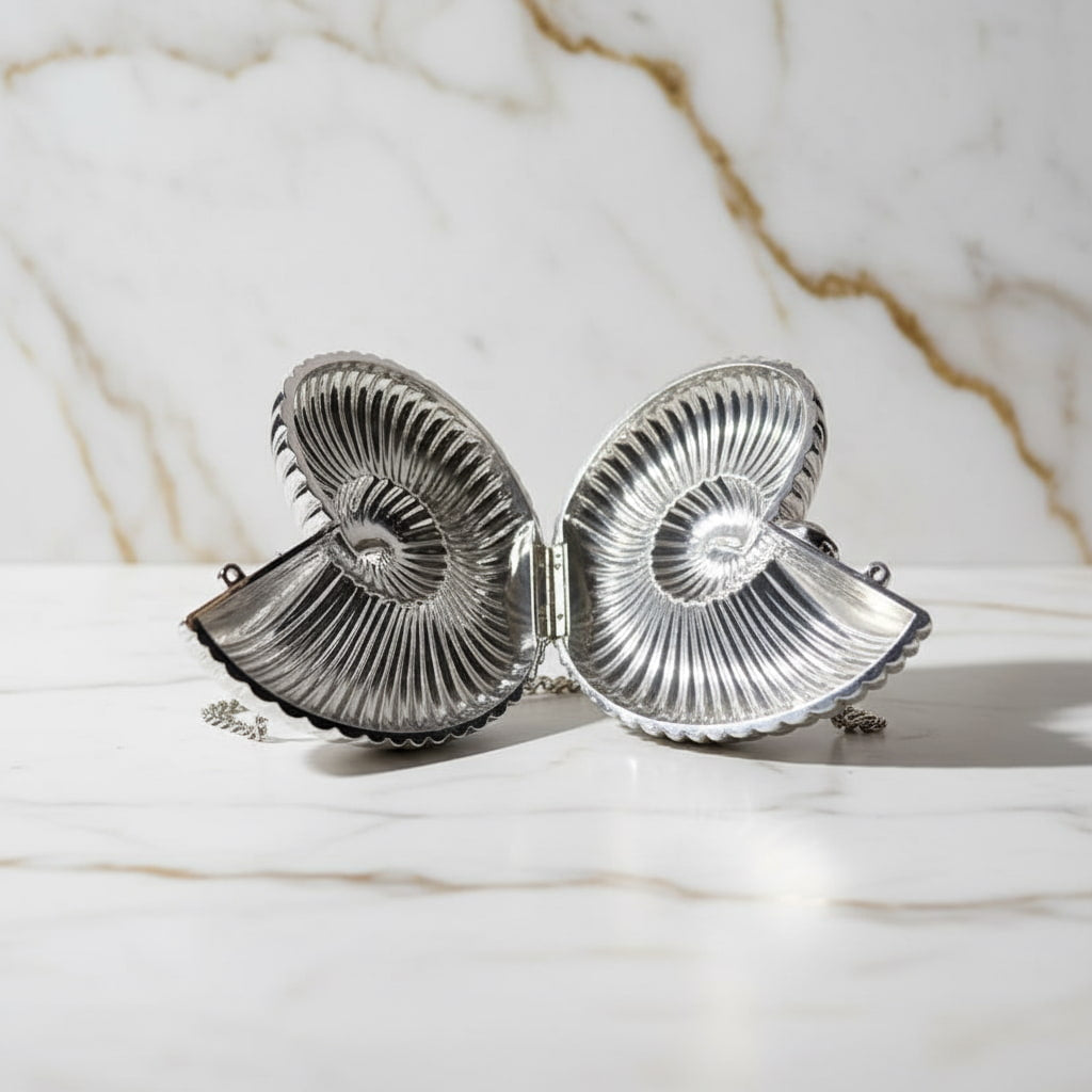 Clutch Muschel in Silber – Statement-Accessoire CrystalScents