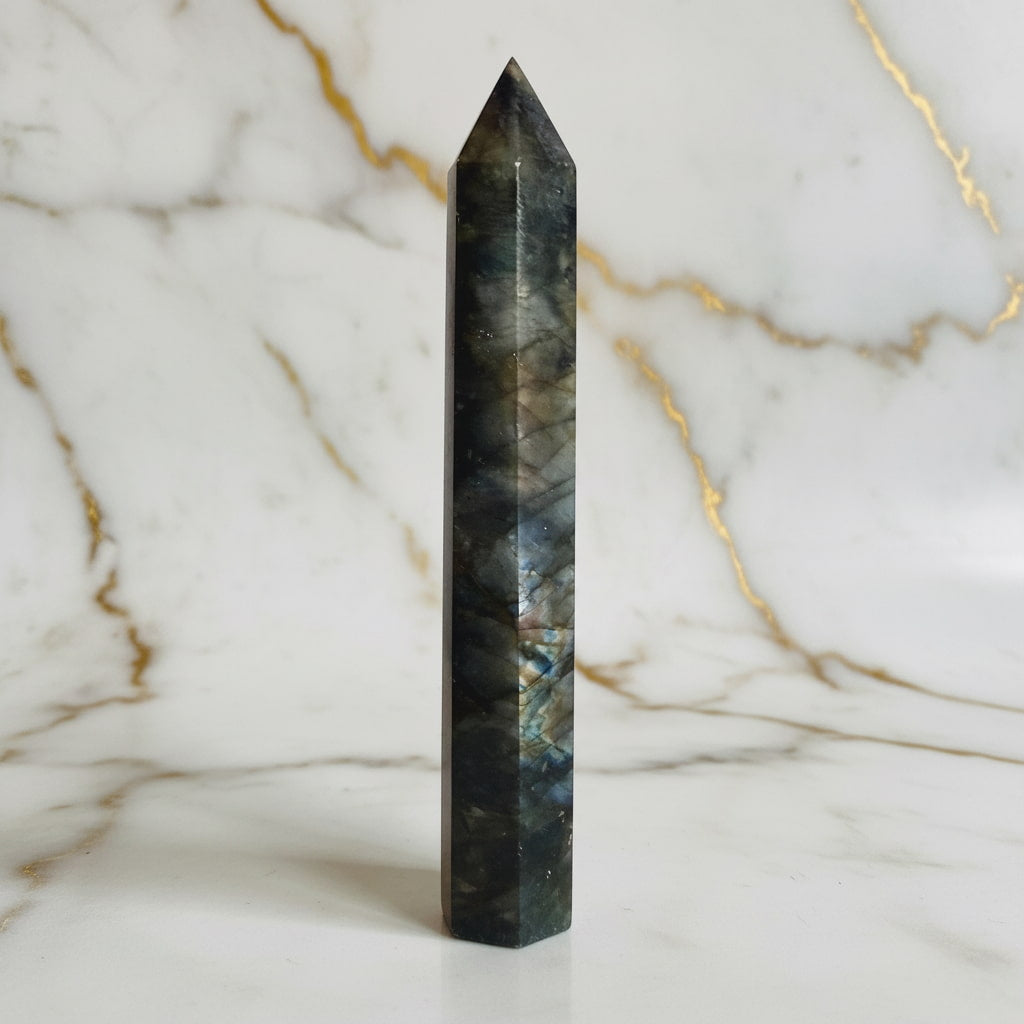 Labradorit Obelisk – Kreativität & Leidenschaft