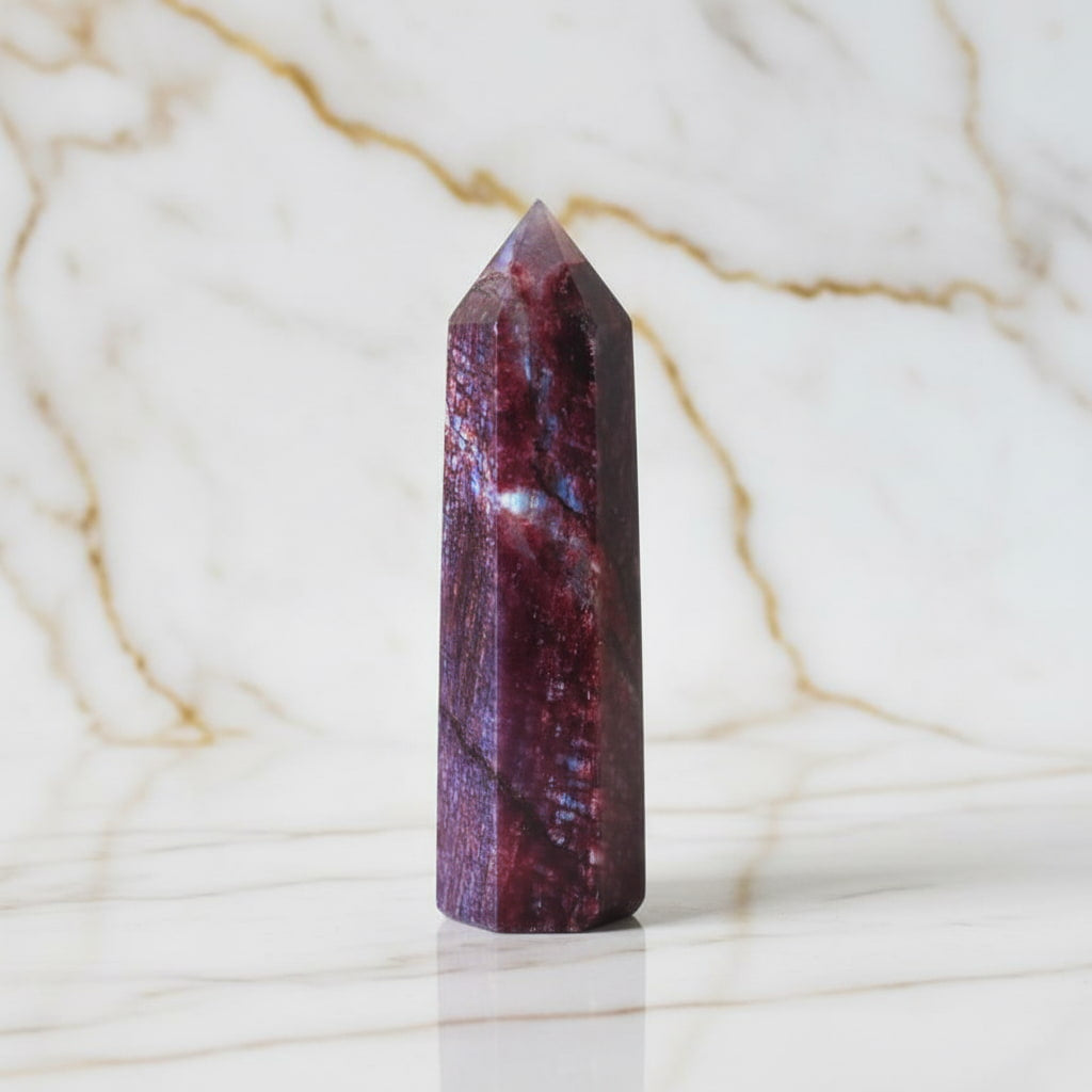 Mondstein Obelisk – Schimmerndes Rot JETZT sichern CrystalScents