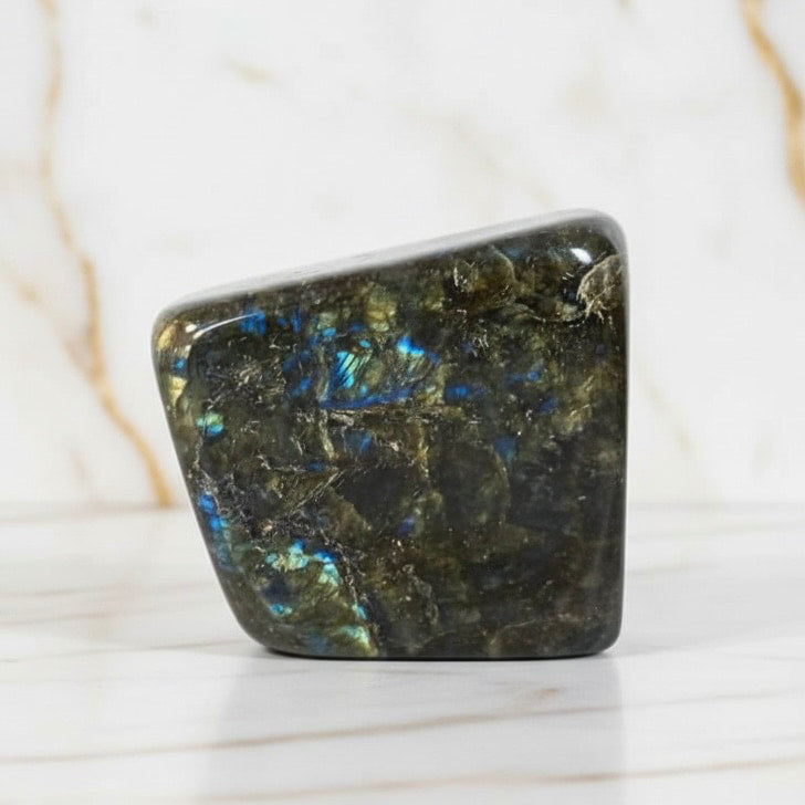 Labradorit Freiform – Kristallobjekt mit einzigartigem Muster CrystalScents