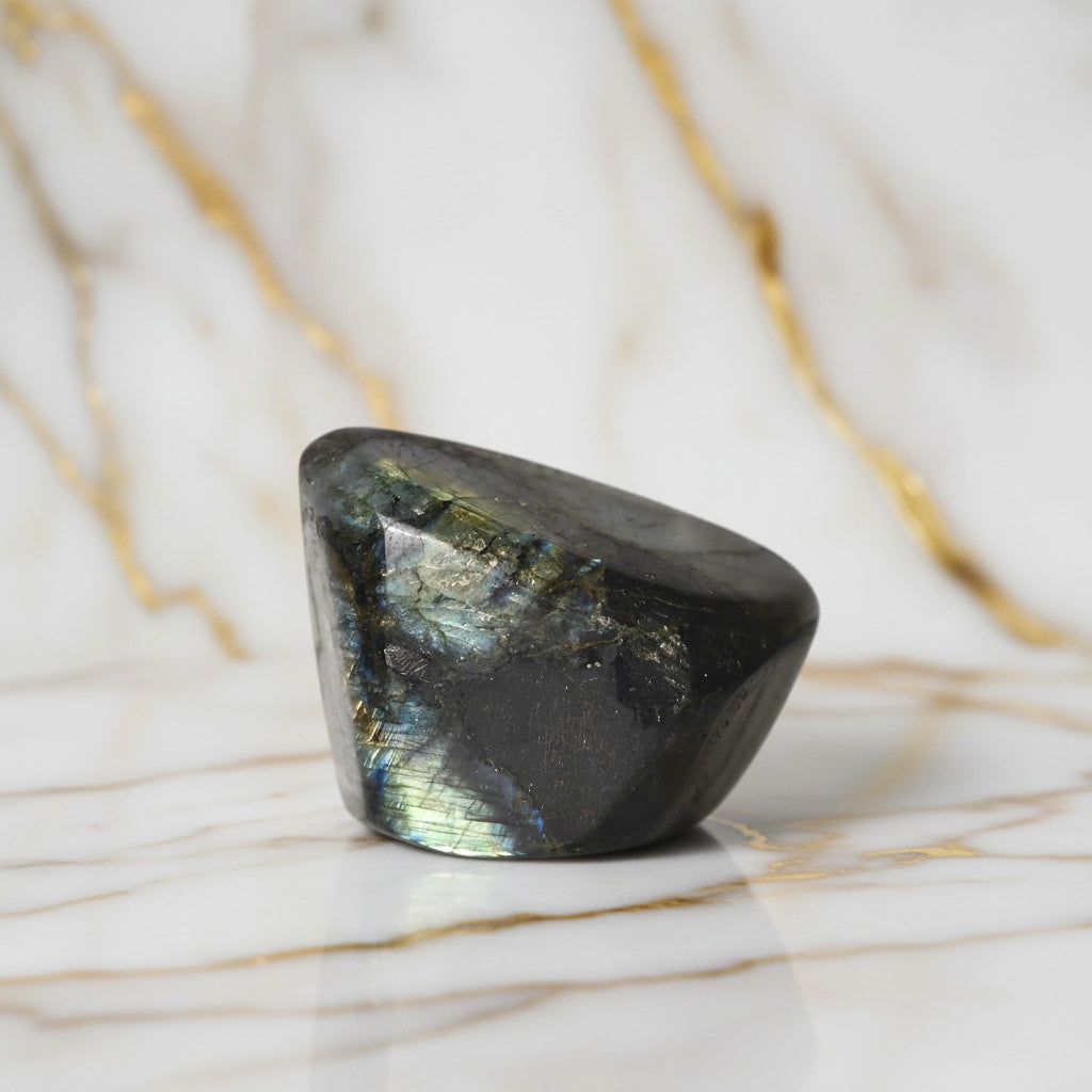 Labradorit Freiform - Goldener & grüner Schimmer CrystalScents