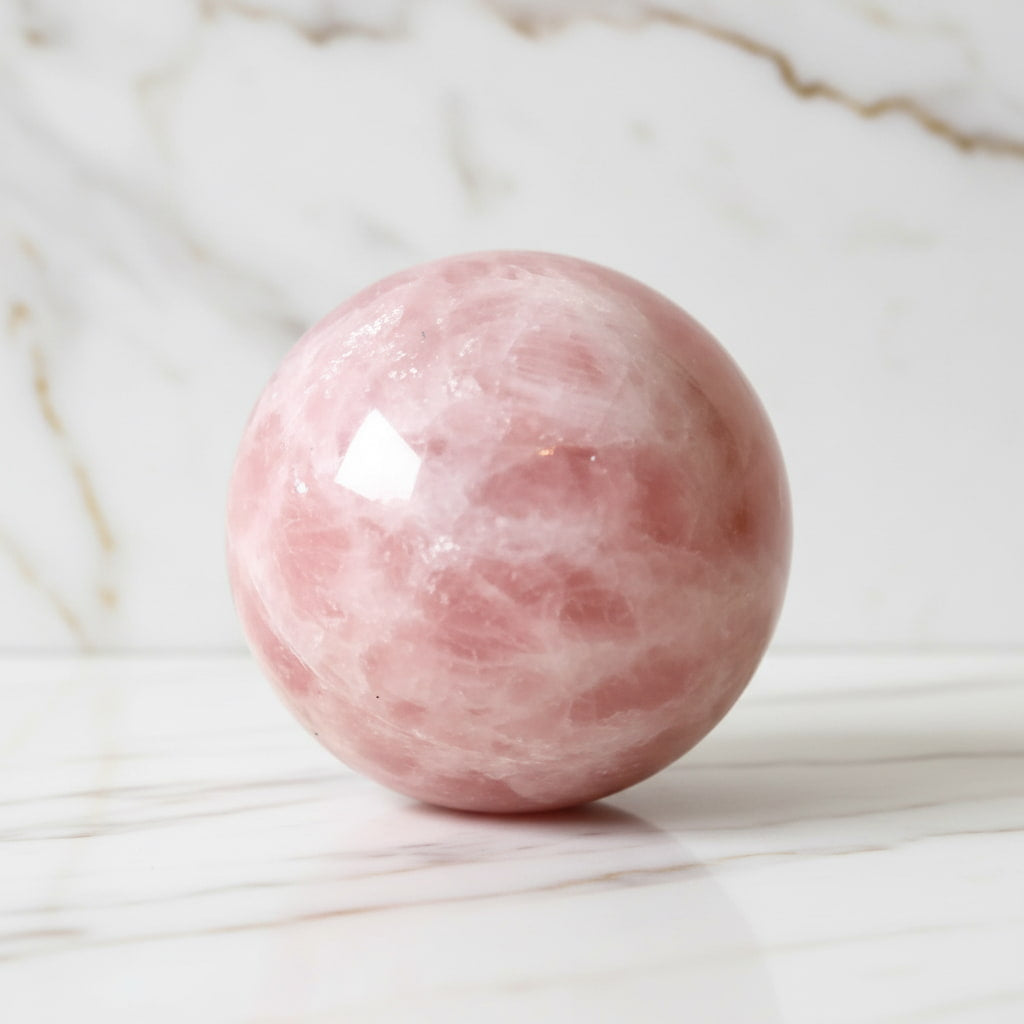 Große Rosenquarz Kugel – Gelassenheit & Geborgenheit CrystalScents