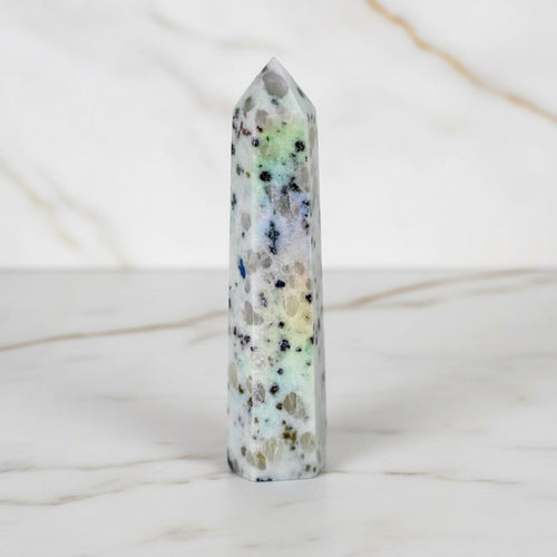 Jaspis Aura Kiwi Obelisk - Voller Magie CrystalScents